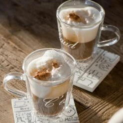 Riviera Maison Mok C'est Chaud Wit 12,4 X 10,4 X 9,10 Cm 7 Riviera Maison Mok C'est Chaud Wit 12,4 X 10,4 X 9,10 Cm -Lauraa Winkel 8718056197057 2